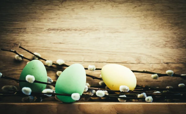 Tarjeta de Pascua con huevos y sauce coño en backgrou de madera rústica —  Fotos de Stock