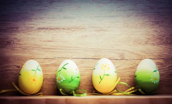 Paskalya kartı yumurta ve Kukum rustik ahşap backgrou üzerinde — Stok fotoğraf