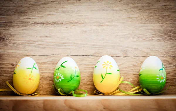 Carta pasquale con uova e salice figa su backgrou in legno rustico — Foto Stock