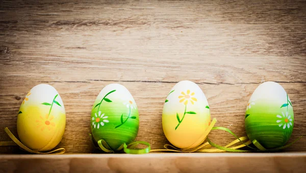 Paskalya kartı yumurta ve Kukum rustik ahşap backgrou üzerinde — Stok fotoğraf