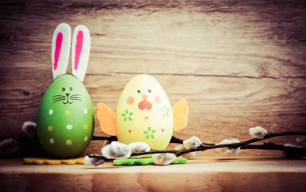 Tarjeta de Pascua con huevos y sauce coño en backgrou de madera rústica —  Fotos de Stock