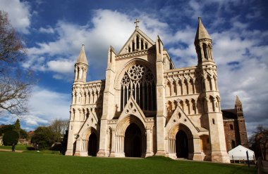 Güneşli bir günde St. Albans Katedrali