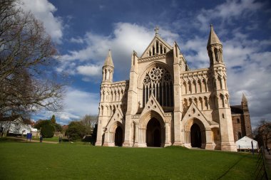 Güneşli bir günde St. Albans Katedrali