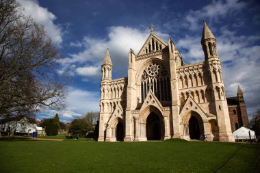 Güneşli bir günde St. Albans Katedrali