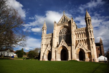 Güneşli bir günde St. Albans Katedrali