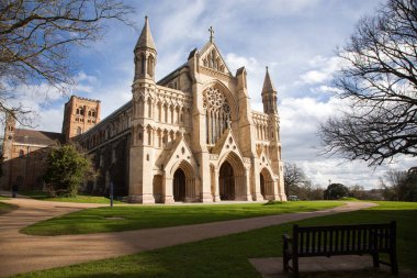Güneşli bir günde St. Albans Katedrali