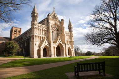 Güneşli bir günde St. Albans Katedrali