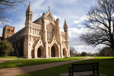 Güneşli bir günde St. Albans Katedrali