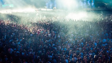 Konserdeki kalabalık - Yaz müzik festivali