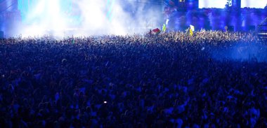 Konserdeki kalabalık - Yaz müzik festivali