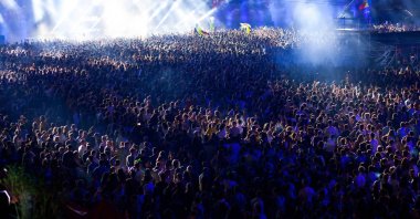 Konserdeki kalabalık - Yaz müzik festivali