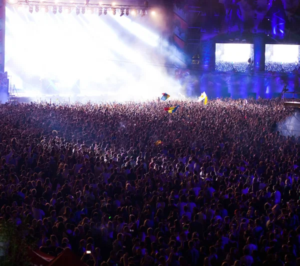 Multitud en concierto - festival de música de verano —  Fotos de Stock