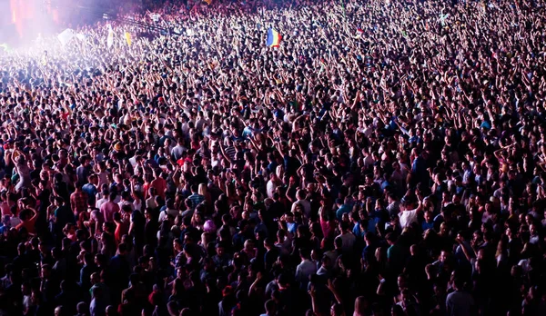 Multitud en concierto - festival de música de verano —  Fotos de Stock