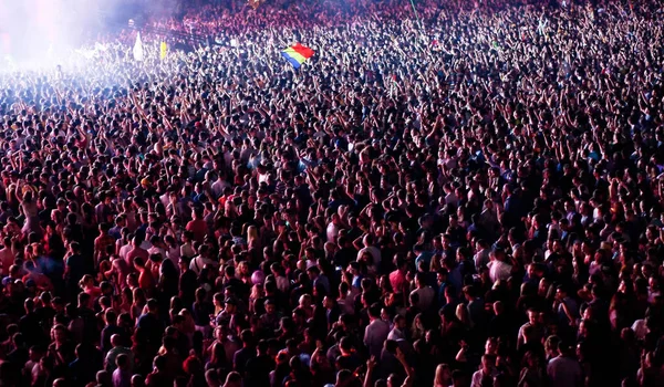Толпа на концерте - летний музыкальный фестиваль — стоковое фото