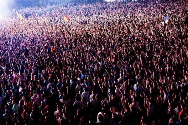 Publik på konsert - sommarmusikfestival — Stockfoto