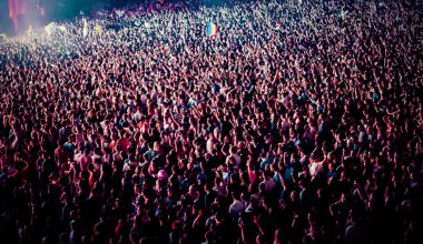 Konserdeki kalabalık - Yaz müzik festivali