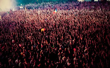 Konserdeki kalabalık - Yaz müzik festivali