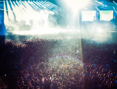 Konserdeki kalabalık - Yaz müzik festivali