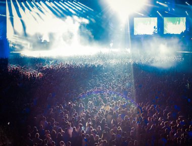 Konserdeki kalabalık - Yaz müzik festivali