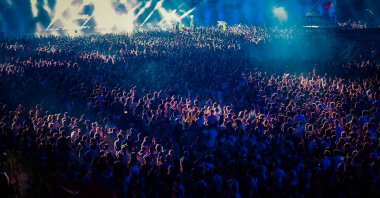 Konserdeki kalabalık - Yaz müzik festivali