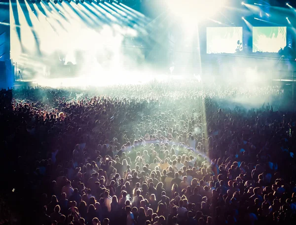 Menigte op concert - zomer muziekfestival — Stockfoto