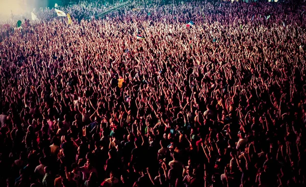 Multitud en concierto - festival de música de verano —  Fotos de Stock