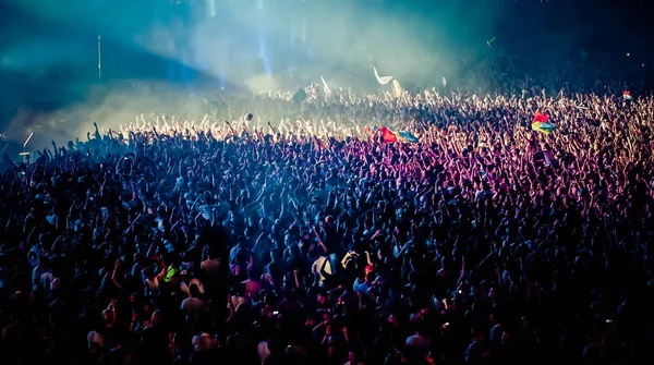 Multitud en concierto - festival de música de verano —  Fotos de Stock