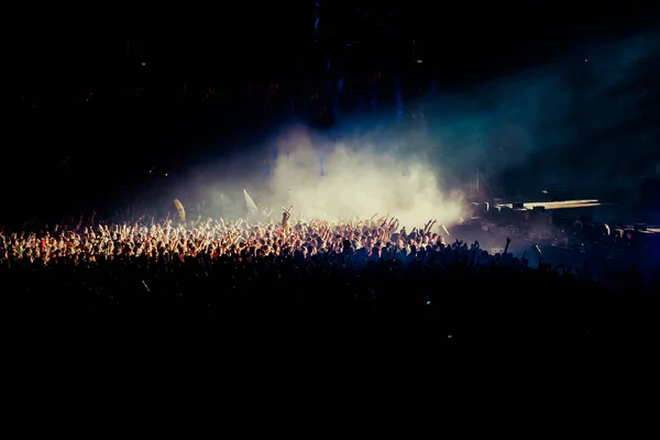 Tłum na koncercie - letni festiwal muzyczny — Zdjęcie stockowe