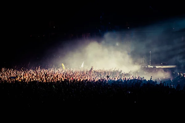 Multitud en concierto - festival de música de verano — Foto de Stock