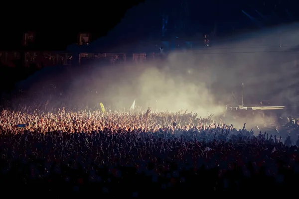 Tömeg a koncerten - nyári zenei fesztivál — Stock Fotó