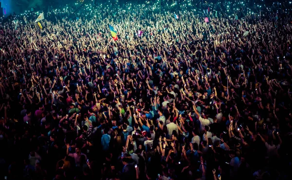 Толпа на концерте - летний музыкальный фестиваль — стоковое фото