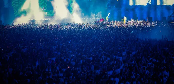 Multitud en concierto - festival de música de verano —  Fotos de Stock