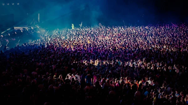 Folla al concerto - festival di musica estiva — Foto Stock