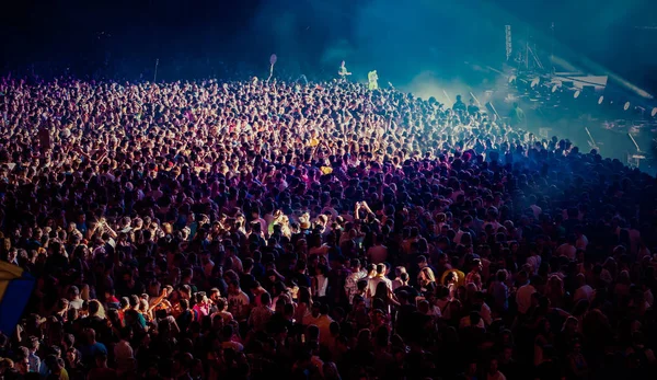 Multitud en concierto - festival de música de verano —  Fotos de Stock
