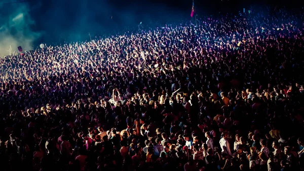 Tłum na koncercie - letni festiwal muzyczny — Zdjęcie stockowe