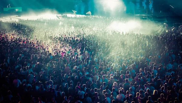 Multitud en concierto - festival de música de verano —  Fotos de Stock