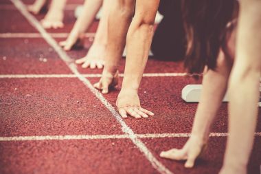 başlangıç çizgisine ellerde