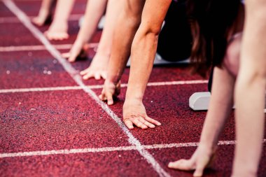 başlangıç çizgisine ellerde