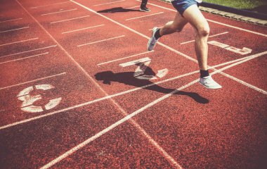 bir yarış bitiş çizgisine yaklaşıyor koşucu