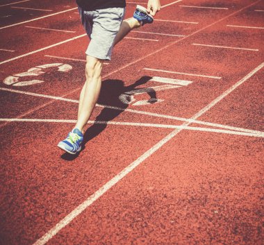 bir yarış bitiş çizgisine yaklaşıyor koşucu