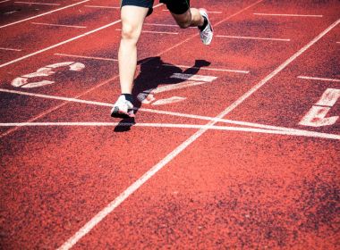 bir yarış bitiş çizgisine yaklaşıyor koşucu