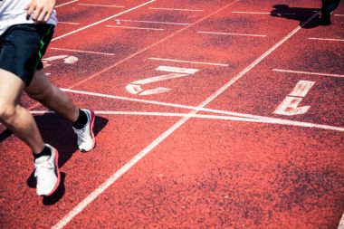 bir yarış bitiş çizgisine yaklaşıyor koşucu