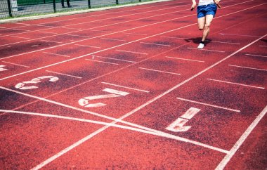 bir yarış bitiş çizgisine yaklaşıyor koşucu