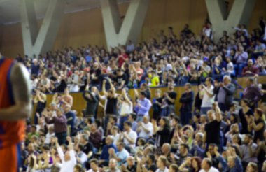 Basketbol sahasındaki kalabalığın geçmişi bulanık.