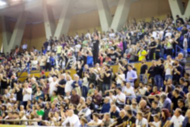 Basketbol sahasındaki kalabalığın geçmişi bulanık.