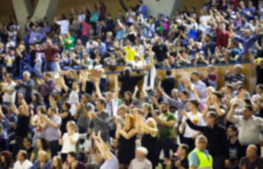 Basketbol sahasındaki kalabalığın geçmişi bulanık.