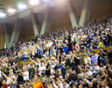 Basketbol sahasındaki kalabalığın geçmişi bulanık.