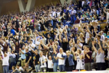 Basketbol sahasındaki kalabalığın geçmişi bulanık.