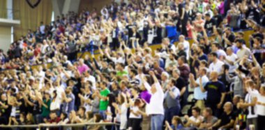 Basketbol sahasındaki kalabalığın geçmişi bulanık.