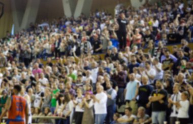 Basketbol sahasındaki kalabalığın geçmişi bulanık.
